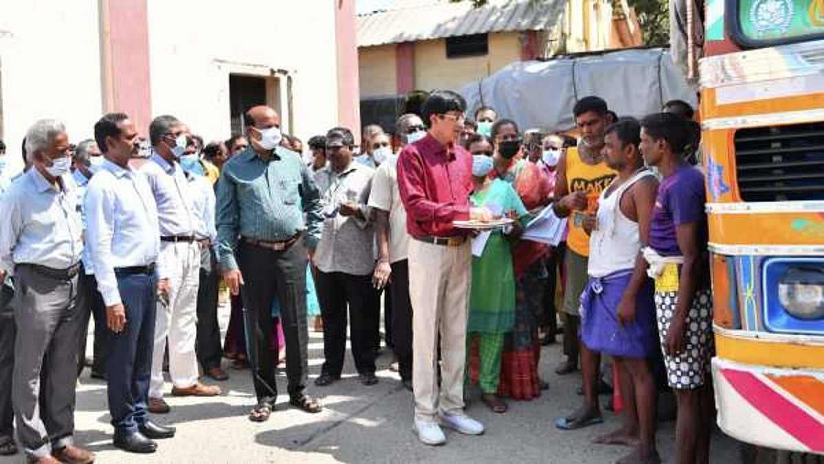 “ரேஷன் பொருட்கள் கடத்தலை தடுக்க சிறப்பு நடவடிக்கை.. அதிரடி ஆய்வு” : களம் இறங்கிய ராதாகிருஷ்ணன் IAS !
