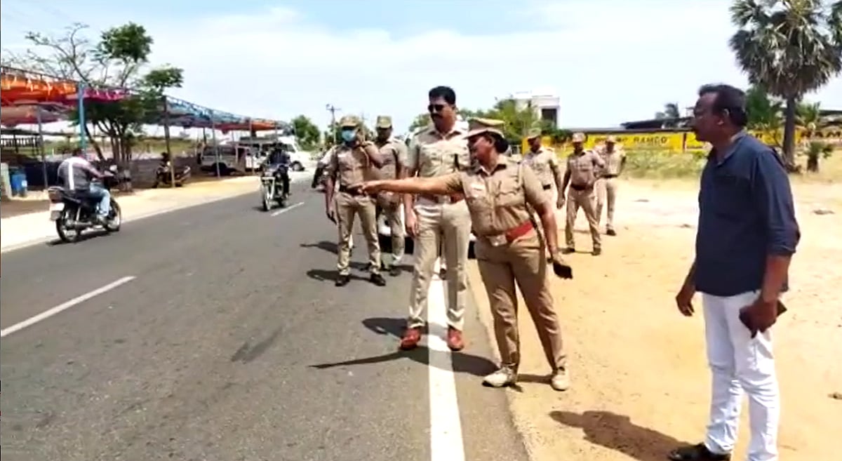 தண்ணீர் வாங்க சாலையை கடந்த போது நடந்த விபரீதம்.. டூவிலர் மோதியதில் சிறுவன், கல்லூரி மாணவன் பரிதாப பலி!