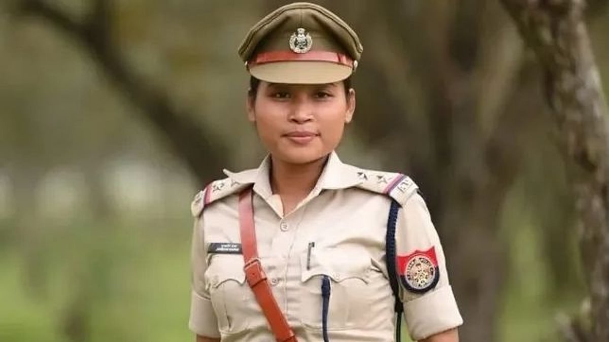 வருங்கால கணவனை மோசடி வழக்கில் சிறை வைத்த பெண் போலிஸ் அதிகாரி.. ஒரு மாதம் கழித்து திடீர் கைது! 