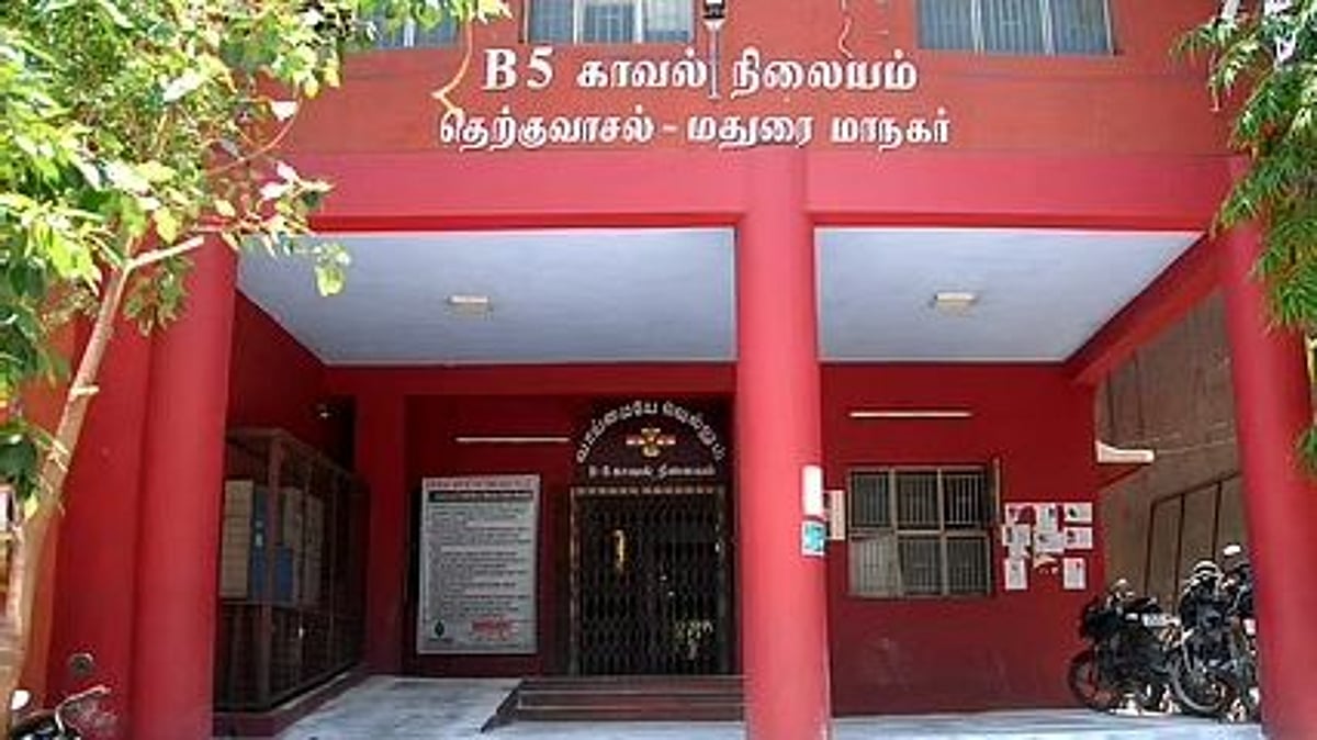 தன்னைத் தானே பிளேடால் கழுத்தை அறுத்துக் கொண்ட இளைஞர்..  தாயை பயமுறுத்தும் போது நடந்த விபரீதம்!