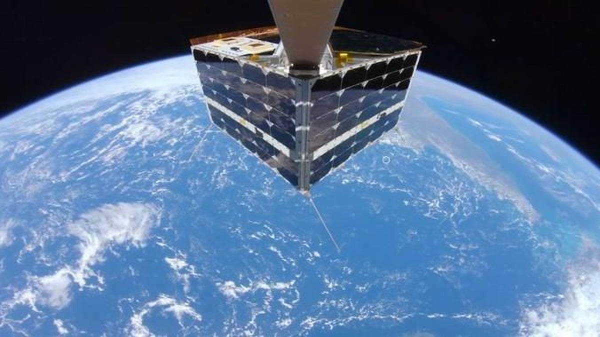 “தன்னை தானே SELFIE எடுத்த செயற்கைக்கோள்..” : இணையத்தை கலக்கும் வீடியோவின் பின்புலம் என்ன? 