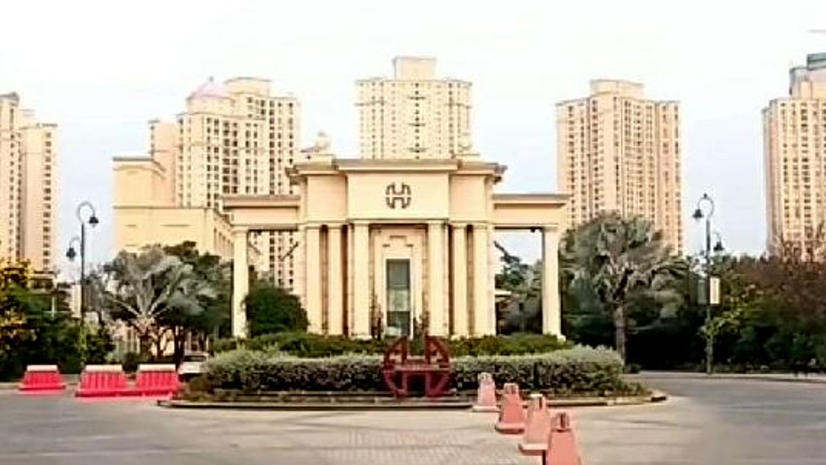 24 வது மாடியில் இருந்து குதித்து தற்கொலை செய்து கொண்ட இளம் பெண்.. காரணம் என்ன?