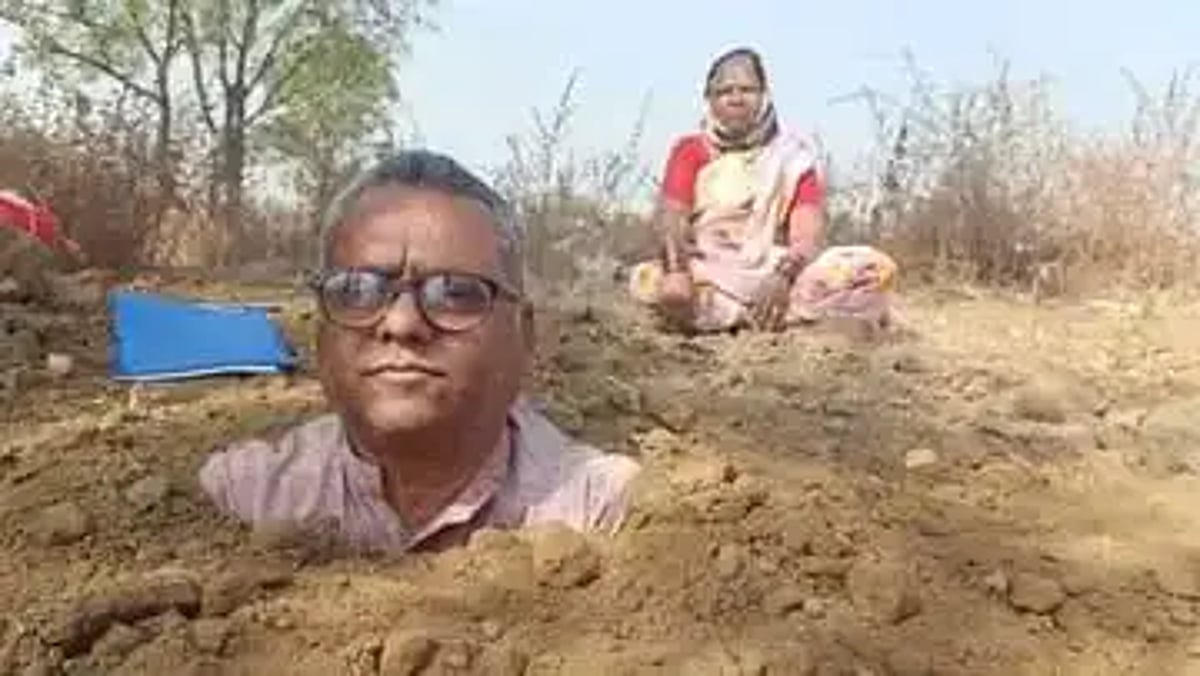 மண்ணில் புதைந்து போராட்டத்தில் ஈடுபடும் விவசாயி.. மஹாராஷ்டிராவில் பரபரப்பு.. காரணம் என்ன ? 