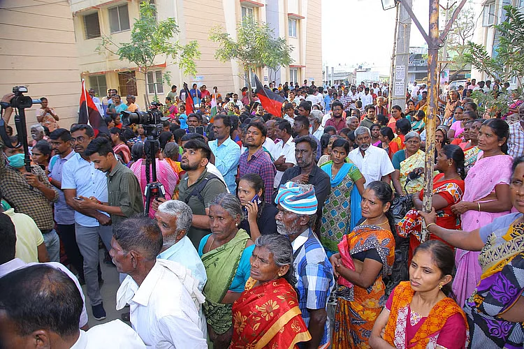 “வந்தேறிகள்..” - குறிப்பிட்ட சமூகத்தை தாக்கி பேசிய சீமான்.. நாம் தமிழர் கட்சியினரை விரட்டி அடித்த மக்கள்!