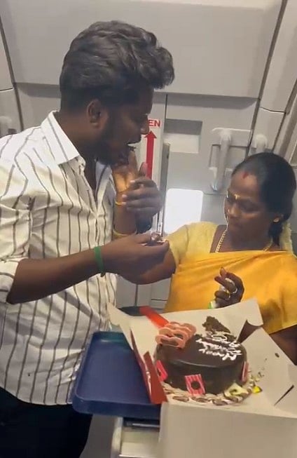 விமானத்தில் அம்மாவுக்கு சர்ப்ரைஸ்.. 50வது பிறந்த நாளை கேக் வெட்டி கொண்டாட வைத்த மகன்- ஒரு நெகிழ்ச்சி கதை