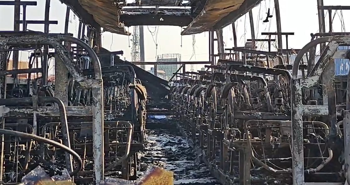 அதிர்ச்சி சம்பவம்: சாலையில் கொழுந்துவிட்டு எரிந்த சொகுசு பேருந்து.. நூலிழையில் உயிர் தப்பிய பயணிகள்! 