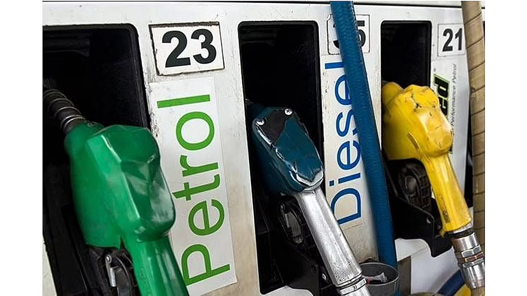 பெட்ரோல்-டீசல் விலையை குறைத்தது பாகிஸ்தான்..கச்சா எண்ணெய் விலை குறைந்ததால்  நடவடிக்கை! மக்கள் பாராட்டு!