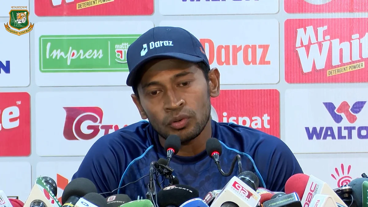 সংবাদ সম্মেলনে মুশফিকুর রহিম।