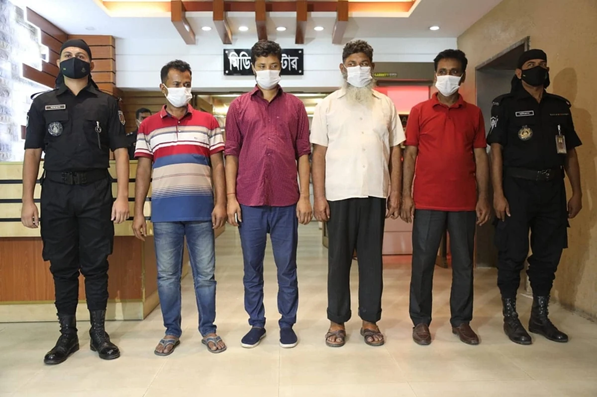 প্রশ্নপত্র ফাঁস চক্রের মূলহোতা মো. ইকবাল হোসেন ও তার তিন সহযোগী।