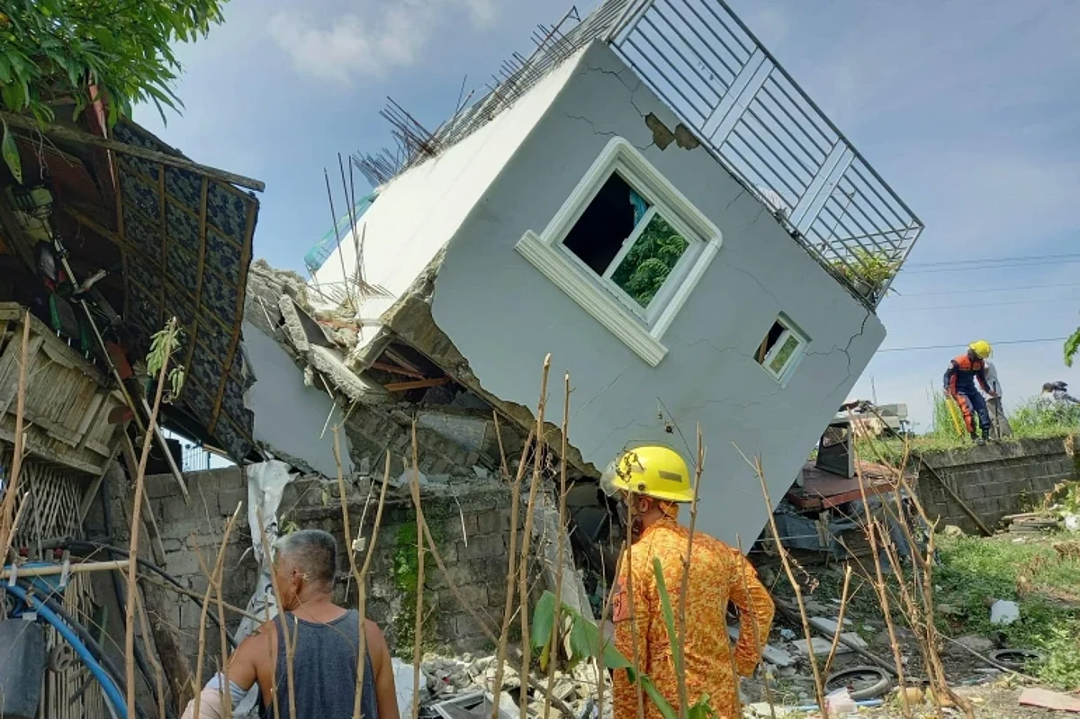 ভূমিকম্পে হেলে পড়া একটি ভবনে উদ্ধার অভিযান চালাচ্ছে দেশটির উদ্ধার কর্মীরা