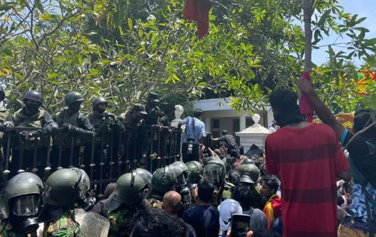শ্রীলঙ্কার প্রধানমন্ত্রীর কার্যালয়ের সামনে বিক্ষোভ।