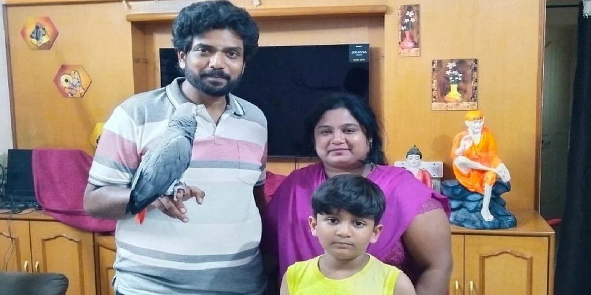 হারানো সেই তোতার সঙ্গে পরিবারের সদস্যরা।
