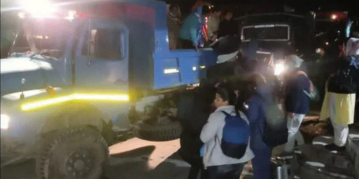 বন্যায় আটকে পড়া ব্যক্তিদের রোববার দুপুর দেড়টার মধ্যে উদ্ধার করা হয়