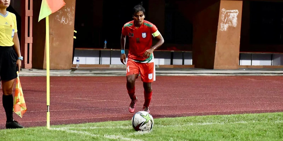 বাংলাদেশ নারী ফুটবল দলের অধিনায়ক সাবিনা খাতুন।