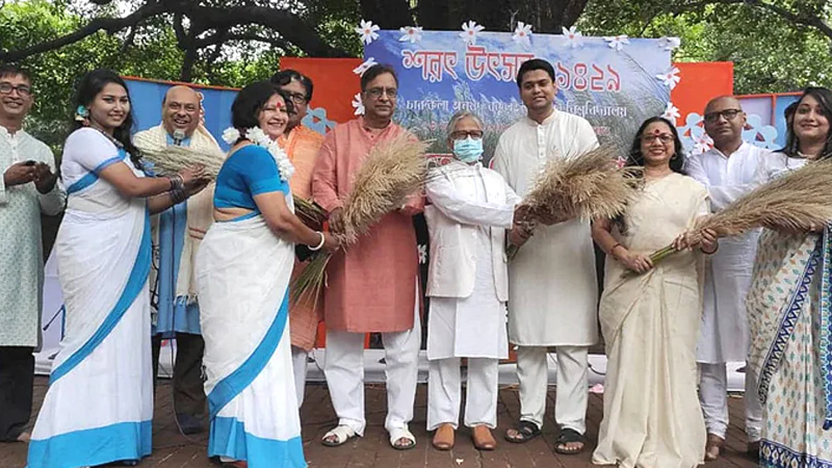 ঢাকা বিশ্ববিদ্যালয়ের চারুকলা অনুষদের বকুলতলায় ‘শরৎ উৎসব-১৪২৯’-এর উদ্বোধন করেন সংস্কৃতিবিষয়ক প্রতিমন্ত্রী কে এম খালিদ।