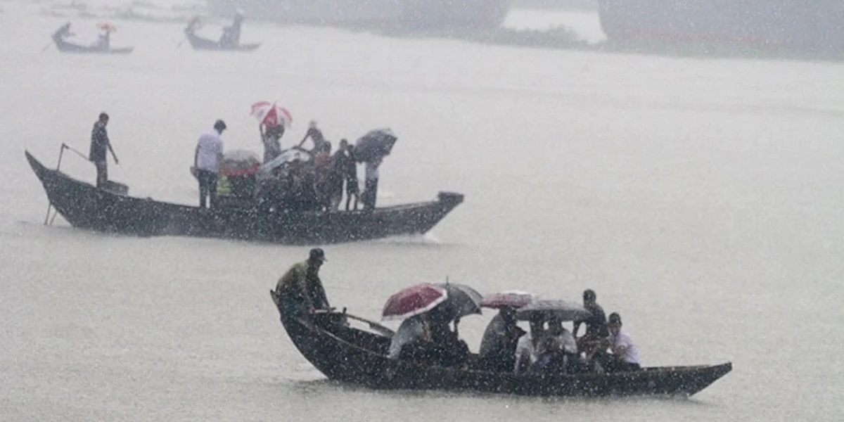 নৌকায় করে গন্তব্যে যাচ্ছেন সাধারণ মানুষ।
