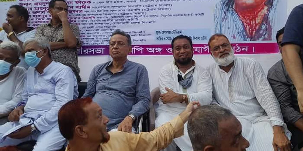 বেগমগঞ্জ স্টেডিয়ামে উপজেলা যুবদল আয়োজিত বিক্ষোভ সমাবেশে বিএনপির স্থায়ী কমিটির সদস্য আমির খসরু মাহমুদ চৌধুরী।