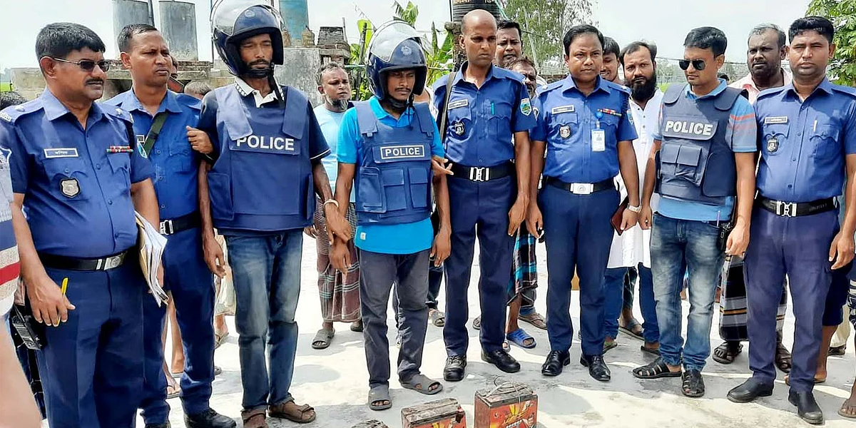বগুড়ার দুপচাঁচিয়ায় অটোভ্যানচালক হারুন হত্যা মামলার পলাতক দুজন আসামি গ্রেপ্তার।