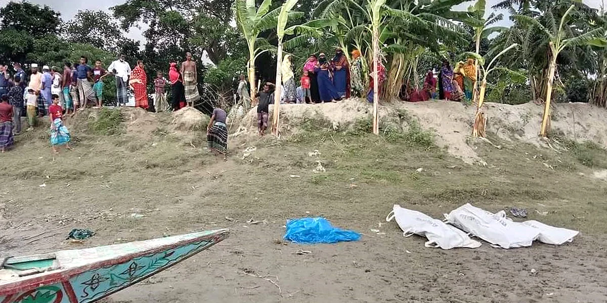 নৌকাবাইচ দেখতে গিয়ে নৌকাডুবিতে নিখোঁজ তিনজনের মরদেহ উদ্ধার করেছে ফায়ার সার্ভিস।