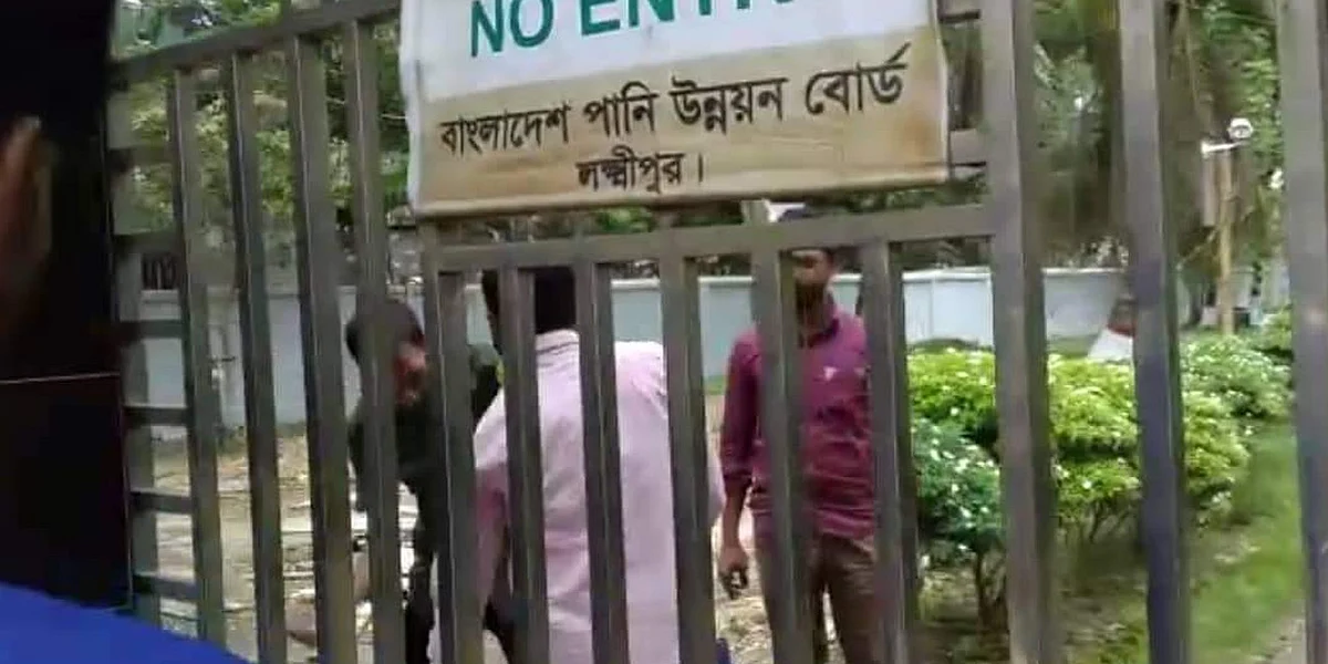 লক্ষ্মীপুর পানি উন্নয়ন বোর্ডের ভেতরে ঢুকে পড়ায় যুবককে পেটালেন আনসার সদস্যরা।