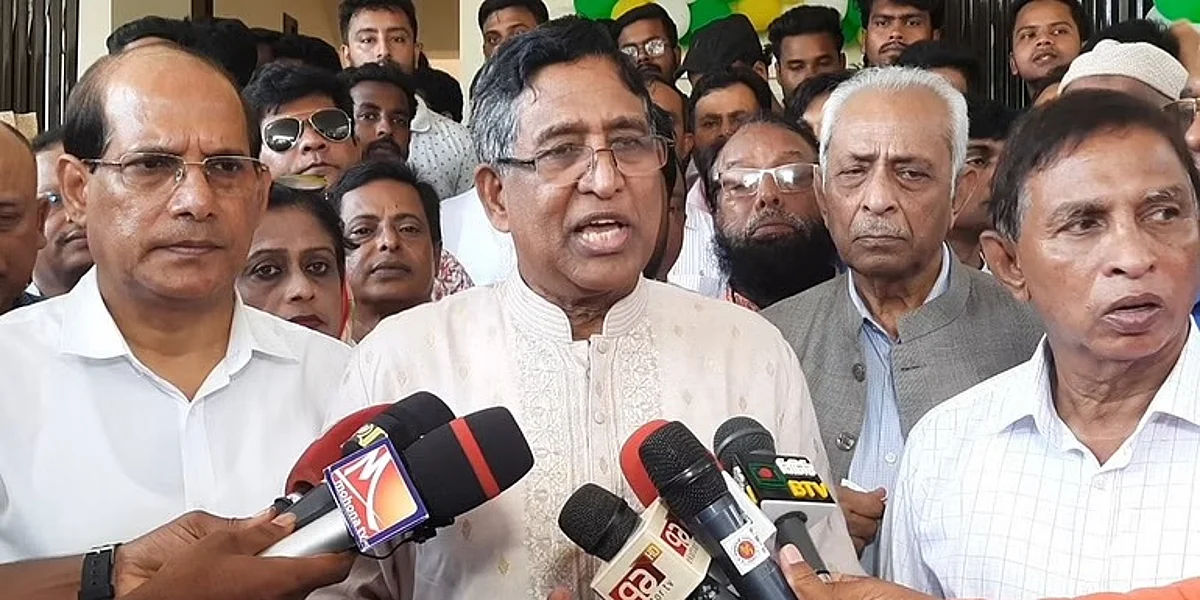 ময়মনসিংহে সাংবাদিকদের সঙ্গে কথা বলছেন কৃষিমন্ত্রী আব্দুর রাজ্জাক।