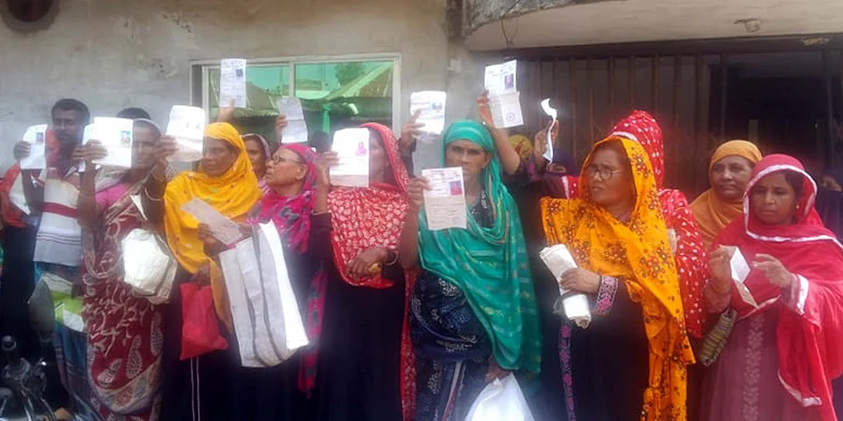 পণ্য না পেয়ে বিক্রয় কেন্দ্রের সামনে বিক্ষোভ।