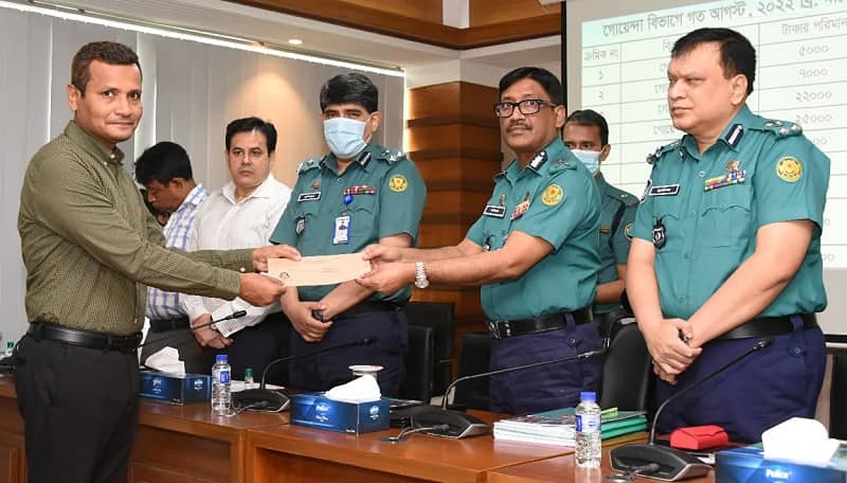 অপরাধ পর্যালোচনা সভায় শ্রেষ্ঠ কর্মকর্তাদের হাতে পুরস্কার তুলে দেন ডিএমপি কমিশনার মোহা. শফিকুল ইসলাম।