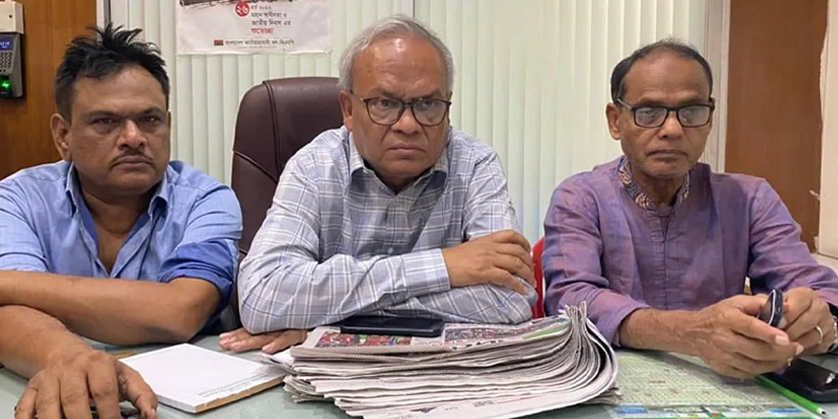 নয়াপল্টনে বিএনপির কেন্দ্রীয় কার্যালয়ে সংবাদ সম্মেলনে কথা বলেন দলের সিনিয়র যুগ্ম মহাসচিব রুহুল কবির রিজভী।