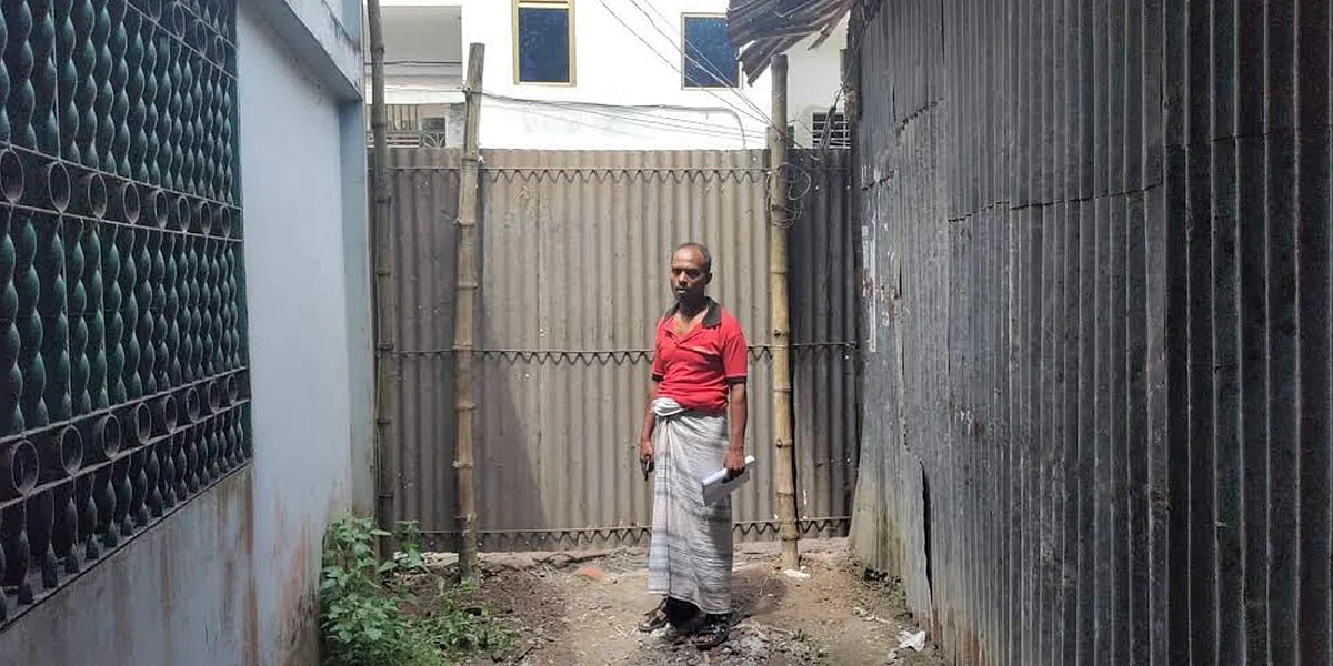 রাস্তা বন্ধ করে দেওয়ায় অবরুদ্ধ হয়ে পড়েছে আজিজুর রহমানের পরিবার।