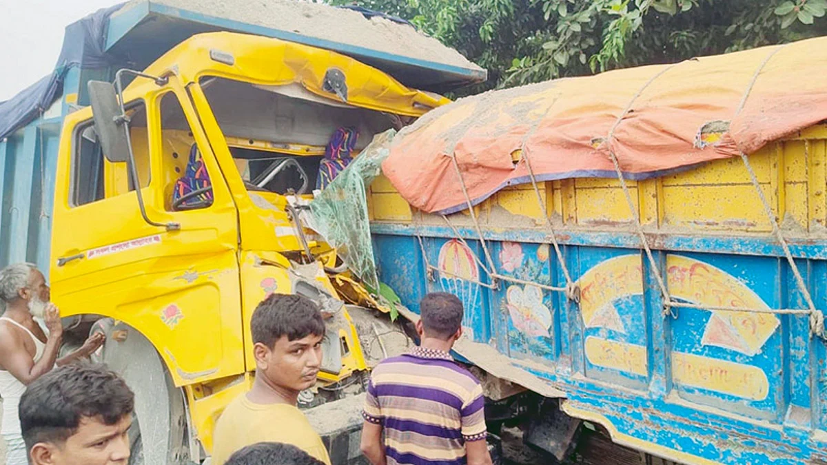 একটি ট্রাককে পেছন থেকে আরেকটি ট্রাক ধাক্কা দেওয়ায় হেলপার নিহত হন।