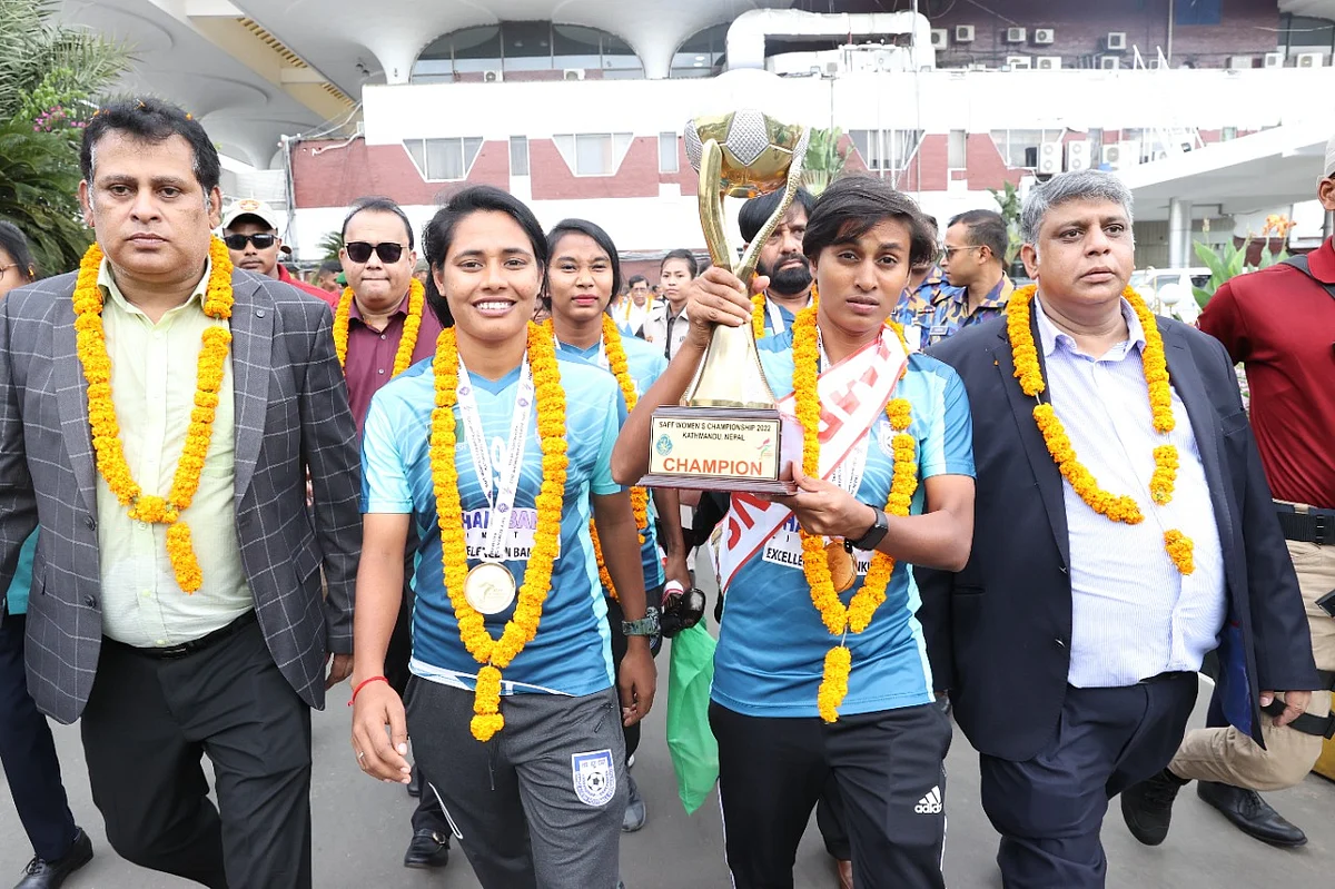 সাফের ট্রফি হাতে অধিনায়ক সাবিনা খাতুনসহ অন্যরা।
