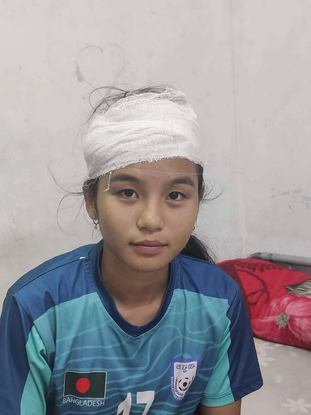 আহত ঋতুপর্না চাকমা।