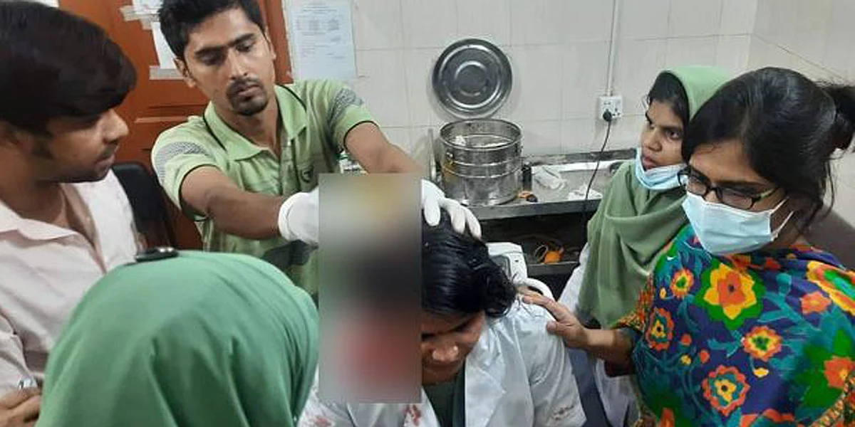 হামলার শিকার শিলা প্রামাণিক (৩০) মোহনপুর উপজেলা স্বাস্থ্য কমপ্লেক্সের জ্যেষ্ঠ স্টাফ নার্স।