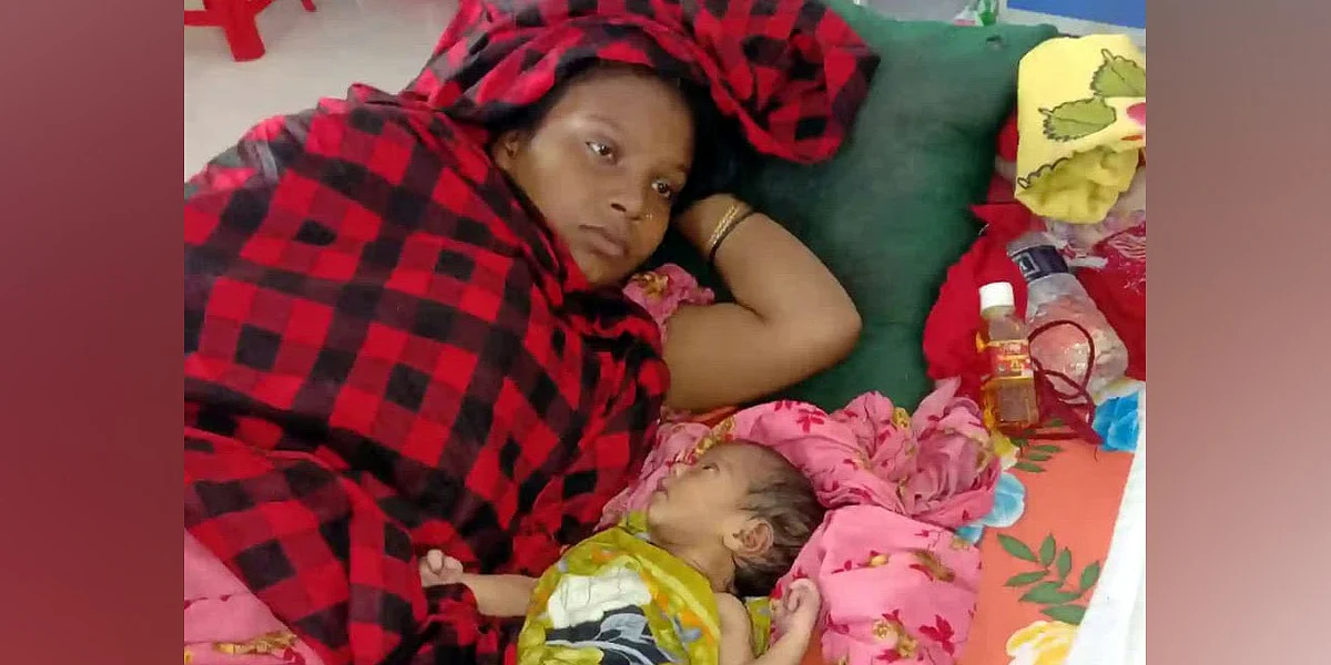 রিমা আক্তার ও তার সন্তান।