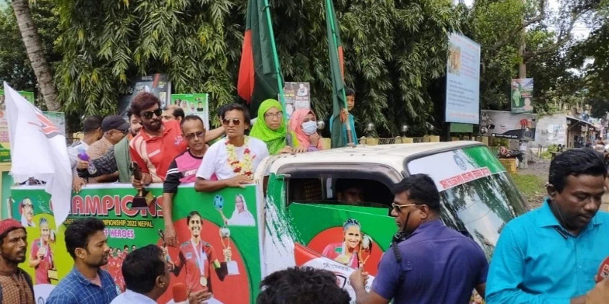 সাতক্ষীরায় পৌঁছেছেন বাংলাদেশ নারী ফুটবল দলের অধিনায়ক সাবিনা খাতুন।