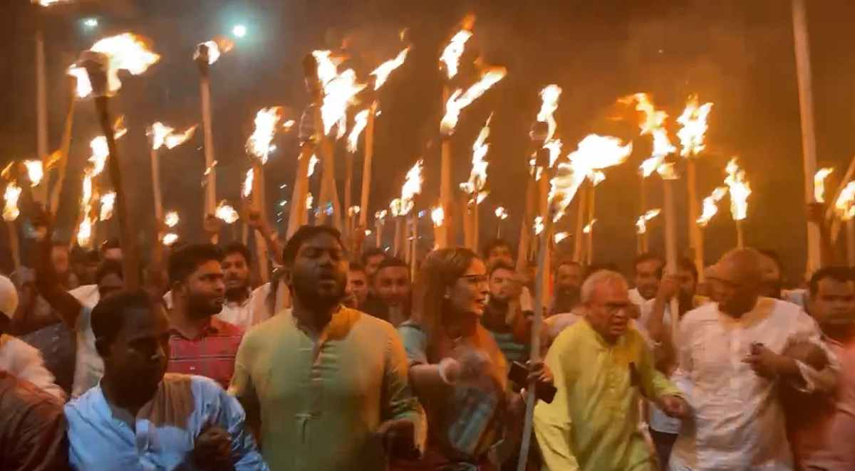 শুক্রবার বিকালে রুহুল কবির রিজভীর নেতৃত্বে রাজধানীতে মশাল মিছিল বের করেন বিএনপির নেতাকর্মীরা।