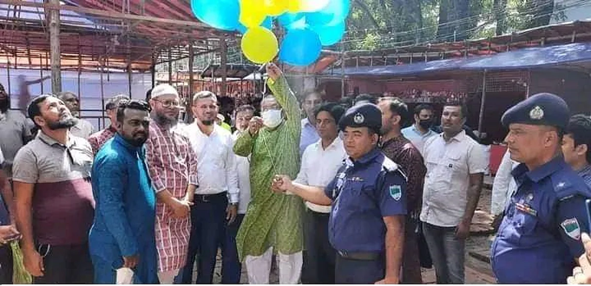 বেলুন উড়িয়ে ঐতিহ্যবাহী গুড়পুকুর মেলার আনুষ্ঠানিক উদ্বোধন করেন সাতক্ষীরা সদর-২ আসনের সংসদ সদস্য মীর মোস্তাক আহমেদ রবি।
