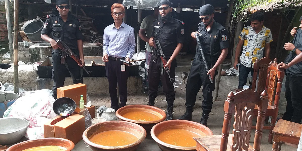রাজশাহীতে ভেজাল গুড় তৈরি করার অপরাধে দুই গুড় তৈরির কারখানাকে জরিমানা।