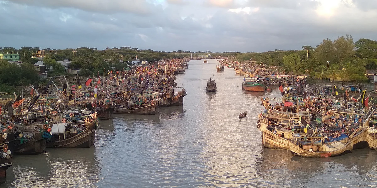 নিরাপদ আশ্রয়ে ফিরছে মাছ ধরার ট্রলার।