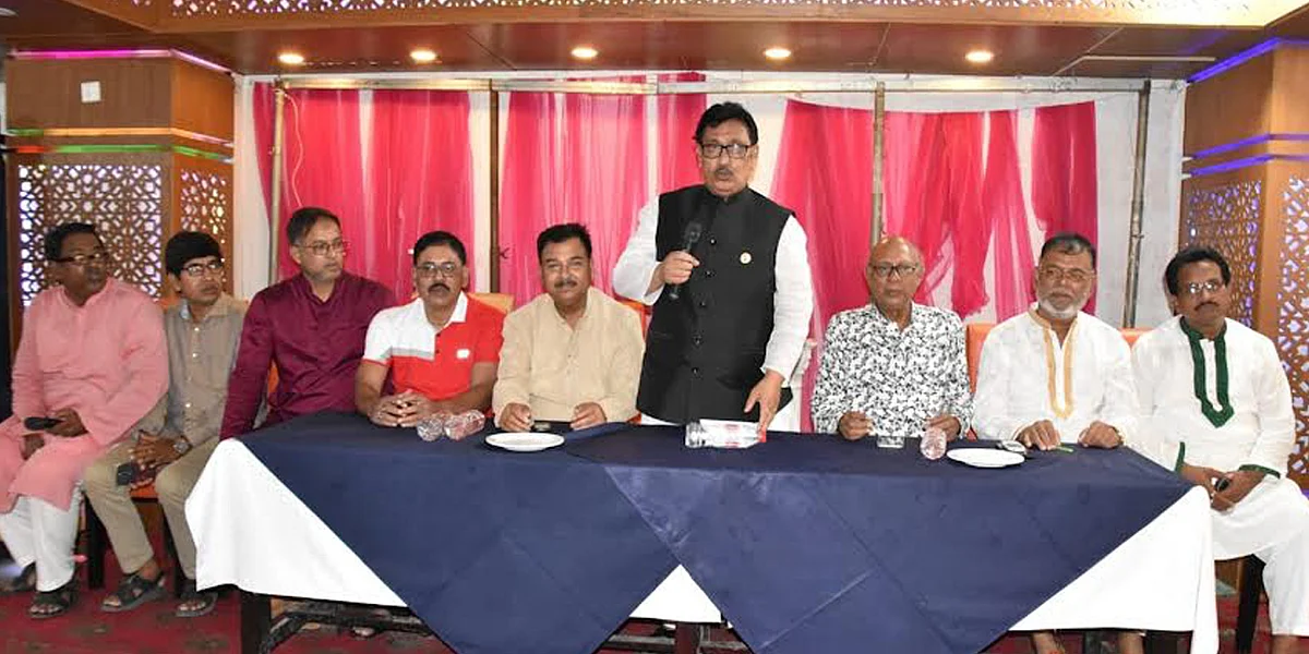 বুধবার দুপুরে ইউপি চেয়ারম্যানদের সঙ্গে মতবিনিময় সভায় মীর ইকবাল।