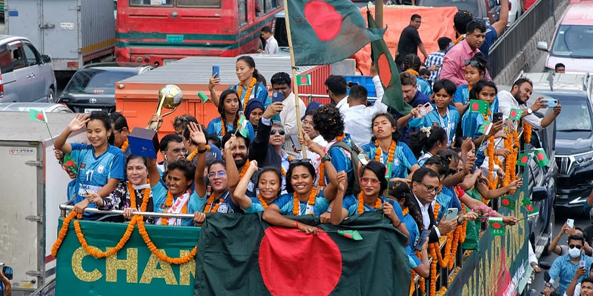 ছাদ খোলা বাসে সাফের ট্রফি নিয়ে বাংলার মেয়েরা।