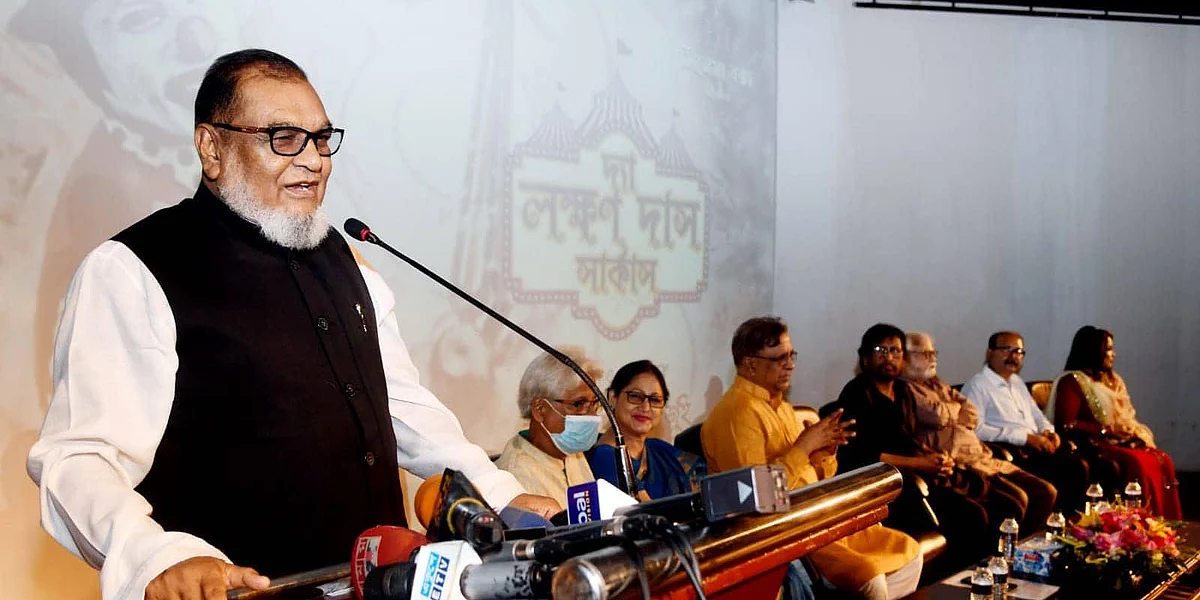 বুধবার বাংলাদেশ শিল্পকলা একাডেমিতে আয়োজিত অনুষ্ঠানে বক্তব্য দেন মুক্তিযুদ্ধবিষয়ক মন্ত্রী আ ক ম মোজাম্মেল হক।