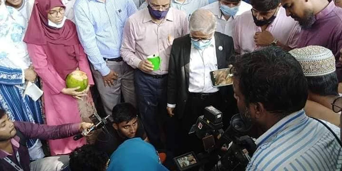 বুধবার ঢাবি শিক্ষার্থী হাসনাত আব্দুল্লাহর অনশন ভাঙান উপাচার্য ড. মো. আখতারুজ্জামান।