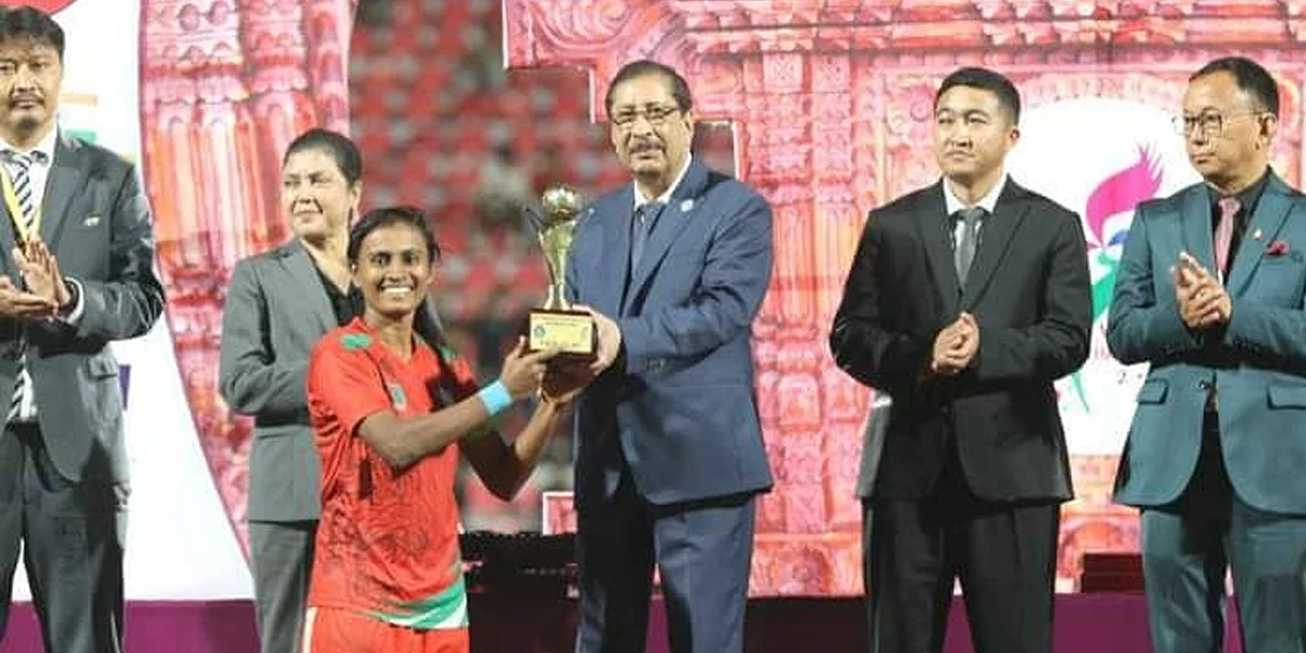 ম্যাচ শেষে শিরোপা নিচ্ছেন বাংলাদেশ ফুটবল দলের দলপতি সাবিনা খাতুন।