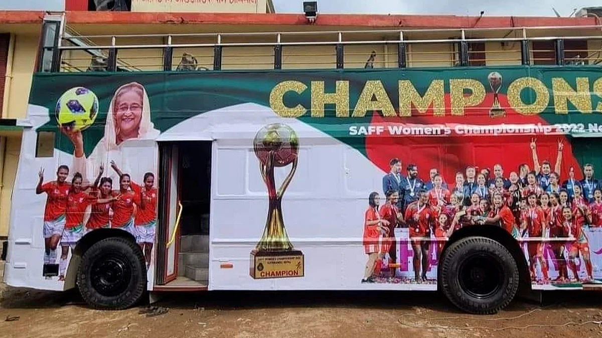 সাফজয়ী ফুটবলারদের বরণে প্রস্তুত ছাদ খোলা বাস।