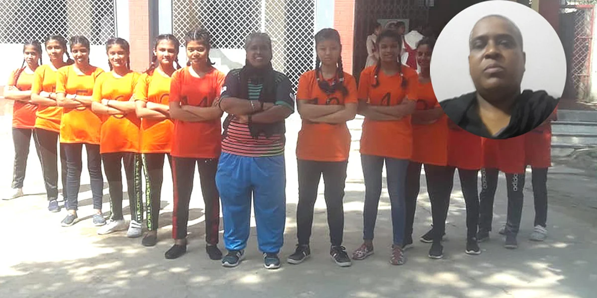 চট্টগ্রাম নগরের ইয়াকুব আলী দোভাষ বালিকা উচ্চ বিদ্যালয়ের কাবাডি দলের সঙ্গে শরীরচর্চা শিক্ষিকা জাহিদা পারভীন।