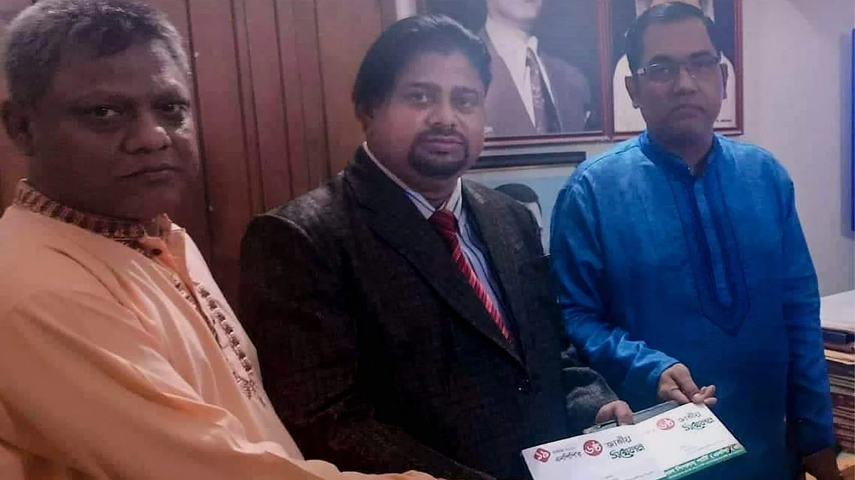 আমন্ত্রণপত্র গ্রহণ করছেন রিয়াজ উদ্দিন নসু।
