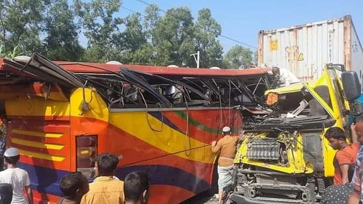ফেনীতে বাসের সঙ্গে কার্গোভ্যানের সংঘর্ষ হয়েছে।