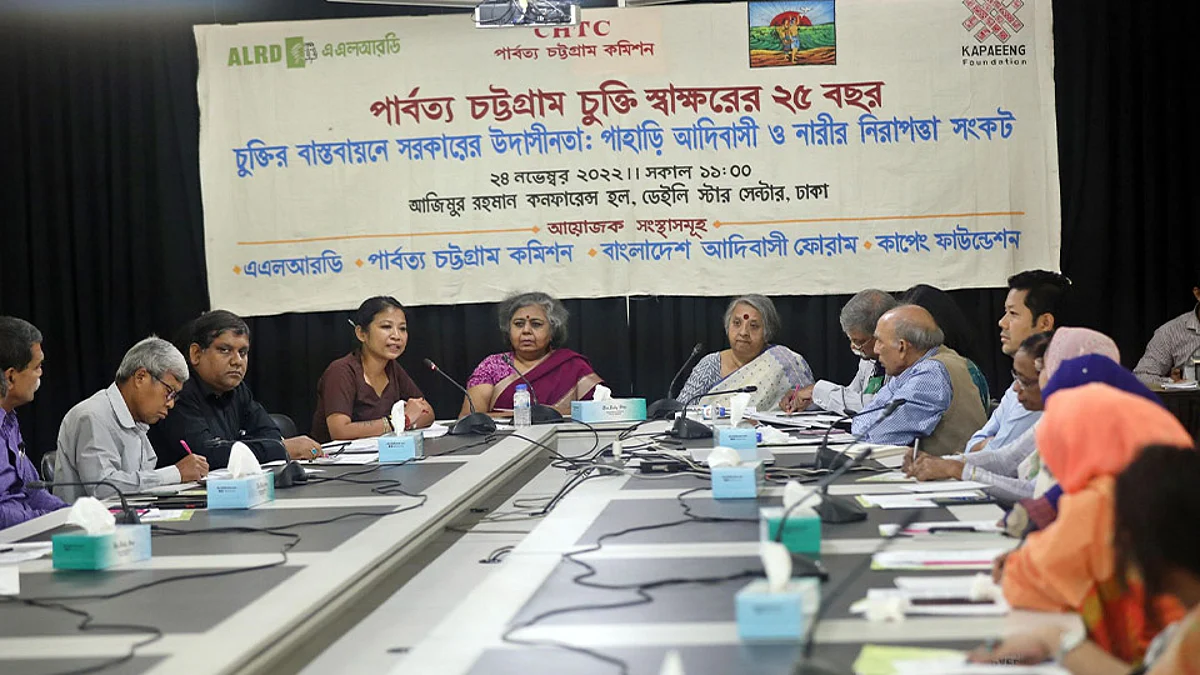 ডেইলি স্টার সেন্টারের আজিমুর রহমান কনফারেন্স হলে গোলটেবিল বৈঠক।