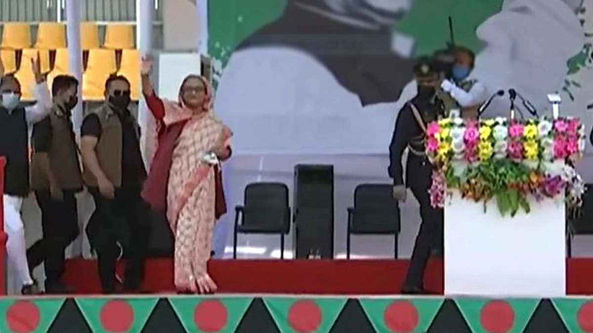 আওয়ামী লীগের জনসভা মঞ্চে উপস্থিত হয়েছেন দলের সভাপতি ও প্রধানমন্ত্রী শেখ হাসিনা।